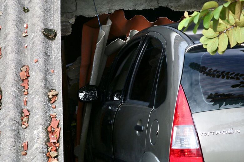 Motorista perde o controle do carro e veículo atinge casa no Morro da Conceição. Foto: Marconi Meireles/Folha de Pernambuco