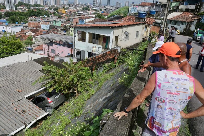 Motorista perde o controle do carro e veículo atinge casa no Morro da Conceição. Foto: Marconi Meireles/Folha de Pernambuco