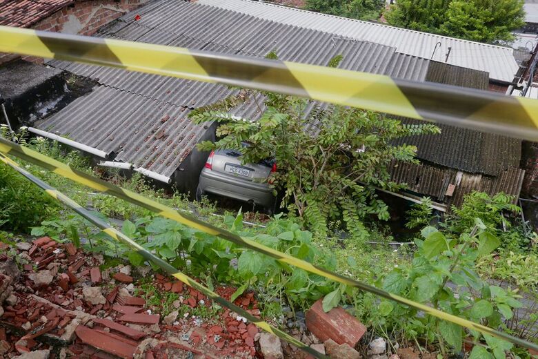 Motorista perde o controle do carro e veículo atinge casa no Morro da Conceição. Foto: Marconi Meireles/Folha de Pernambuco