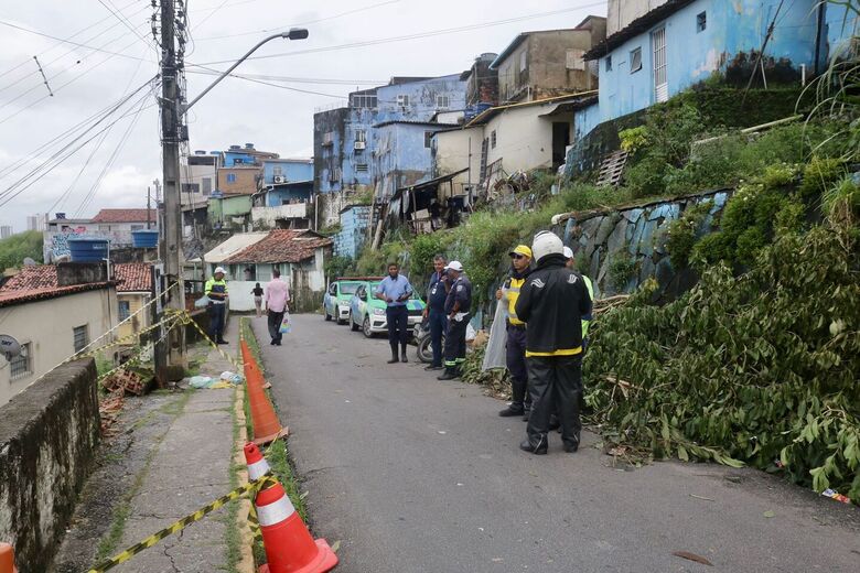 Motorista perde o controle do carro e veículo atinge casa no Morro da Conceição. Foto: Marconi Meireles/Folha de Pernambuco