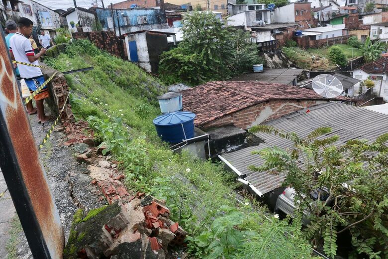 Motorista perde o controle do carro e veículo atinge casa no Morro da Conceição. Foto: Marconi Meireles/Folha de Pernambuco
