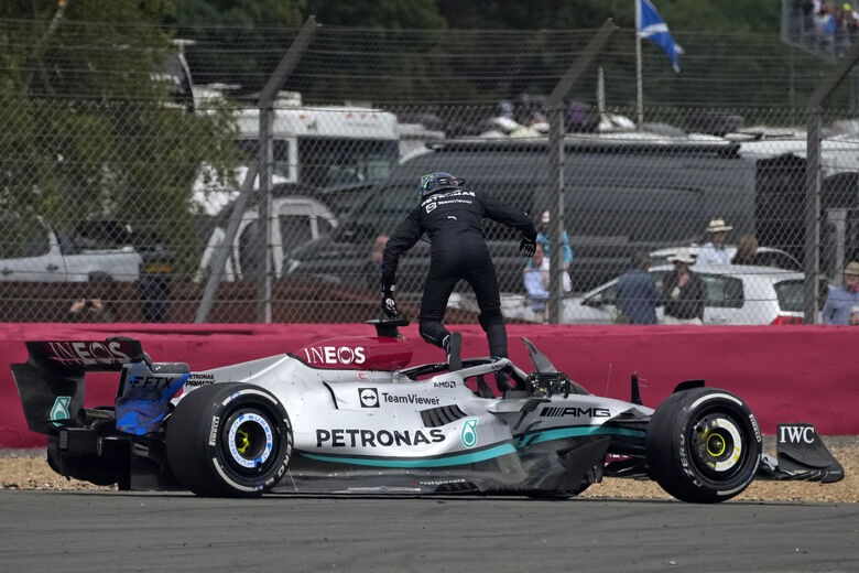 George Russell, da Mercedes, correu para verificar se estava tudo bem com o piloto da Alfa Romeo. Foto: Ben Stansall / AFP
