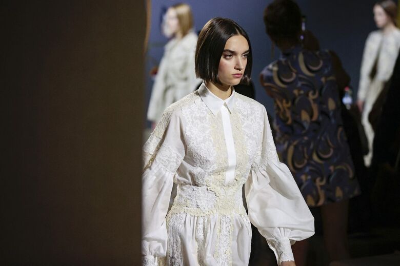 Modelo apresenta uma criação para a coleção de alta costura feminina primavera-verão 2023 de Christian Dior durante um desfile de moda como parte da Semana de Moda de Paris em 4 de julho de 2022 - Imagem: Geoffroy Van der Hasselt / AFP
