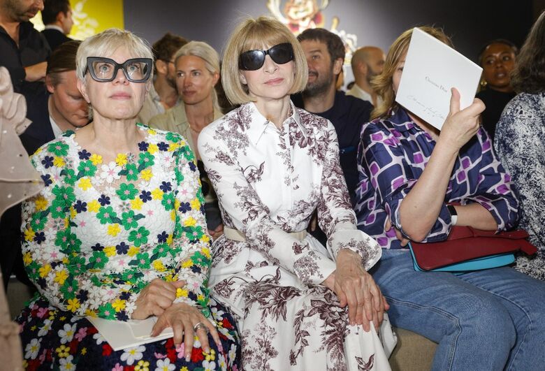 A editora-chefe da Vogue, Anna Wintour (C) participa da coleção de alta costura feminina primavera-verão 2023 da Christian Dior durante um desfile de moda como parte da Semana de Moda em Paris em 4 de julho de 2022 - Imagem: Geoffroy Van der Hasselt / AFP