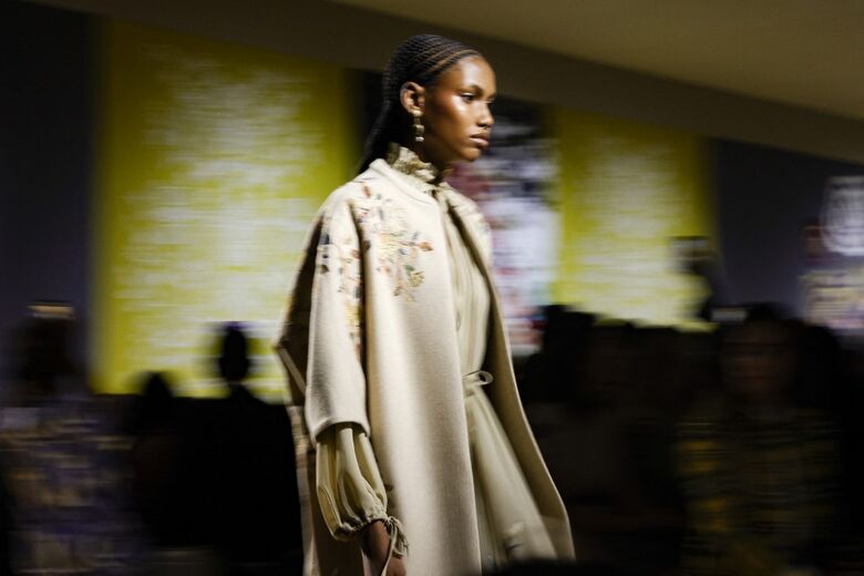 Modelo apresenta uma criação para a coleção de alta costura feminina primavera-verão 2023 de Christian Dior durante um desfile de moda como parte da Semana de Moda de Paris em 4 de julho de 2022 - Imagem: Geoffroy Van der Hasselt / AFP