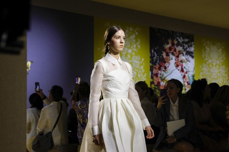 Modelo apresenta uma criação para a coleção de alta costura feminina primavera-verão 2023 de Christian Dior durante um desfile de moda como parte da Semana de Moda de Paris em 4 de julho de 2022 - Imagem: Geoffroy Van der Hasselt / AFP