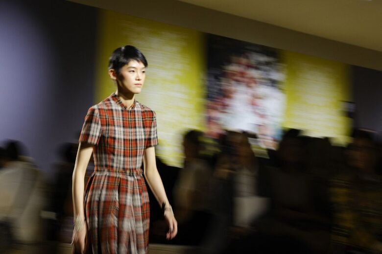 Modelo apresenta uma criação para a coleção de alta costura feminina primavera-verão 2023 de Christian Dior durante um desfile de moda como parte da Semana de Moda de Paris em 4 de julho de 2022 - Imagem: Geoffroy Van der Hasselt / AFP