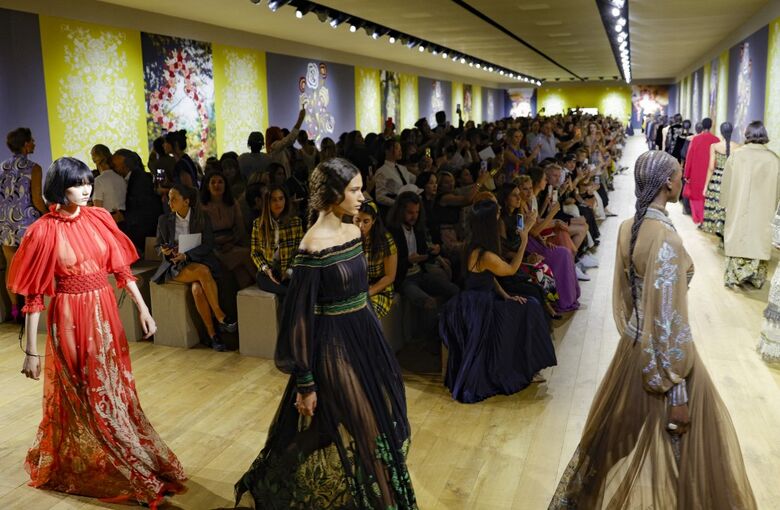 Modelo apresenta uma criação para a coleção de alta costura feminina primavera-verão 2023 de Christian Dior durante um desfile de moda como parte da Semana de Moda de Paris em 4 de julho de 2022 - Imagem: Geoffroy Van der Hasselt / AFP