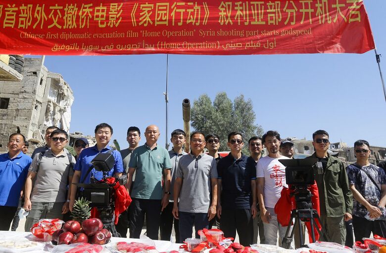 Gravações do nome filme de Jackie Chan em Hajar al Aswad | Foto: Louai Beshara/AFP