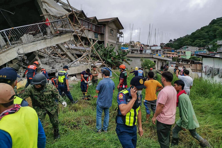 Imagens mostram os rastros da destruição causada pelo terremoto de de magnitude 7,0 que atingiu as Filipinas, nesta quarta-feira (27) - (Foto: Handout / La Trinidad Municipal Police Station / AFP)