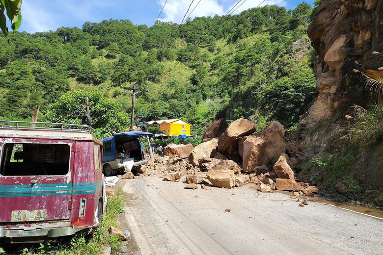 Imagens mostram os rastros da destruição causada pelo terremoto de de magnitude 7,0 que atingiu as Filipinas, nesta quarta-feira (27) - (Foto: Handout / Mountain Province Disaster Risk Reduction Management Office / AFP)
