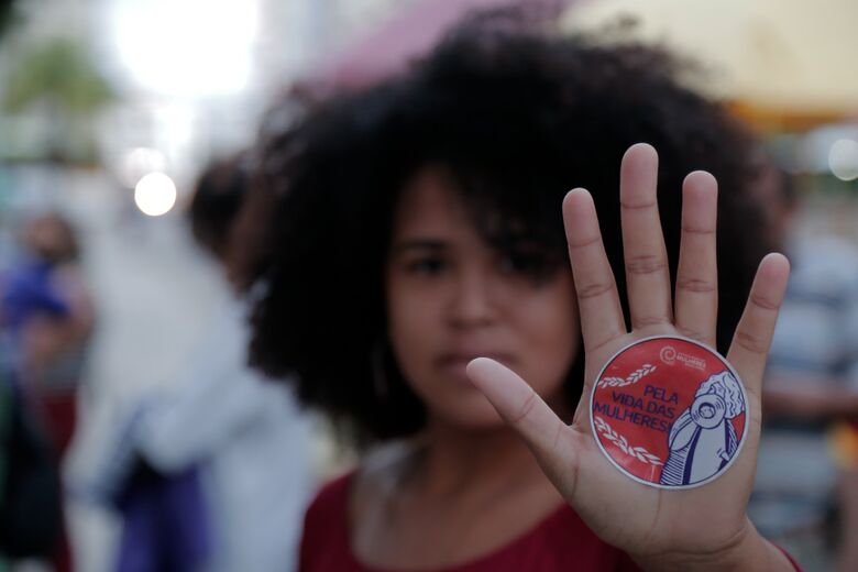 Mulheres de todo o Estado se reúnem em vigília pelo fim da violência contra as mulheres. Foto: Alexandre Aroeira/ Folha de Pernambuco