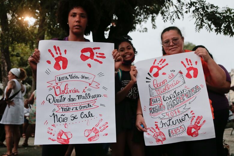 Mulheres de todo o Estado se reúnem em vigília pelo fim da violência contra as mulheres. Foto: Alexandre Aroeira/ Folha de Pernambuco