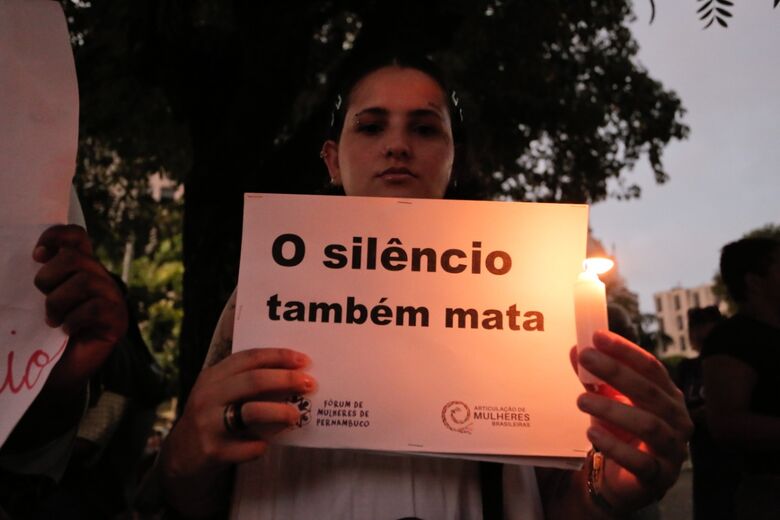 Mulheres de todo o Estado se reúnem em vigília pelo fim da violência contra as mulheres. Foto: Alexandre Aroeira/ Folha de Pernambuco