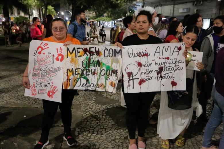 Mulheres de todo o Estado se reúnem em vigília pelo fim da violência contra as mulheres. Foto: Alexandre Aroeira/ Folha de Pernambuco