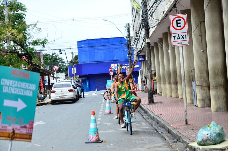 Primeiro dia das novas ligações a mercados públicos da Ciclofaixa do Recife (Foto: Arthur Mota/Folha de Pernambuco)
