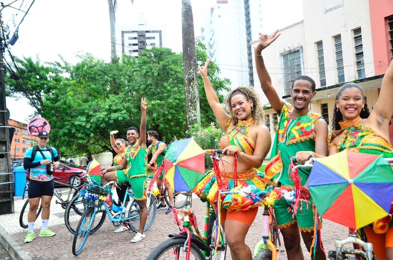Primeiro dia das novas ligações a mercados públicos da Ciclofaixa do Recife (Foto: Arthur Mota/Folha de Pernambuco)