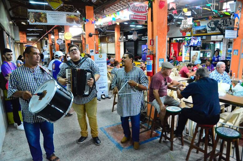 Primeiro dia das novas ligações a mercados públicos da Ciclofaixa do Recife (Foto: Arthur Mota/Folha de Pernambuco)