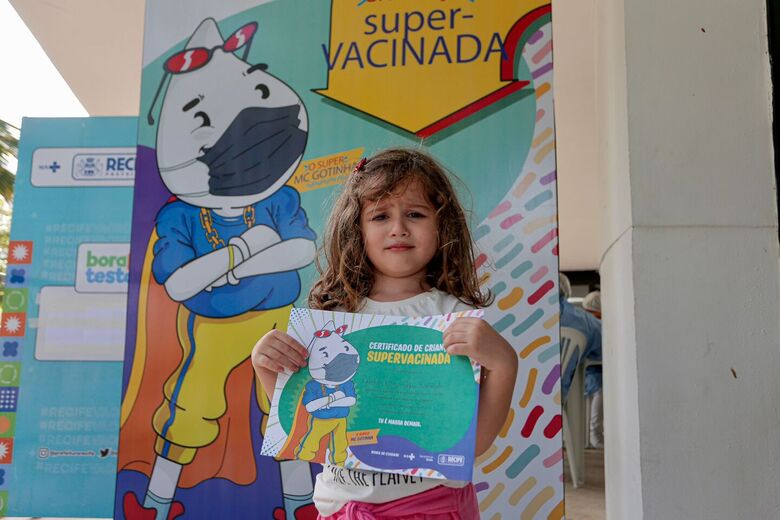 A pequena Cecília, de 4 anos, tomou a primeira dose da vacina contra a Covid-19 - Foto: Alexandre Aroeira / Folha de Pernambuco