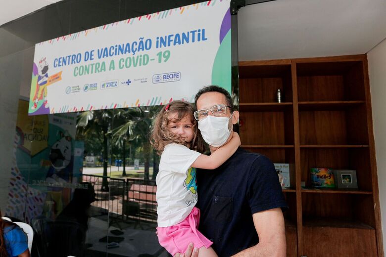 Rodolfo Fernandes com a filha Cecília, de 4 anos - Foto: Alexandre Aroeira / Folha de Pernambuco