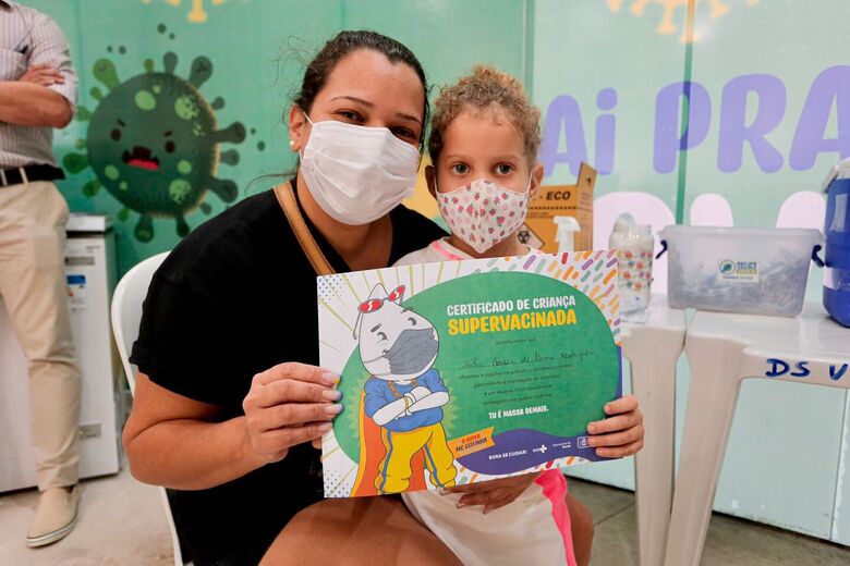 Aline Daniele com a filha Júlia, de 4 anos - Foto: Alexandre Aroeira / Folha de Pernambuco
