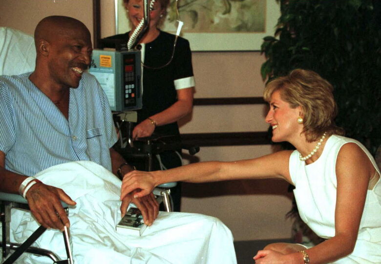 Princesa Diana com paciente de câncer (Foto: Sue Ogrocki / AFP)