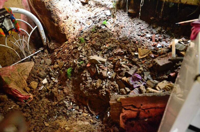 Desabamento no Vasco da Gama - Foto: Arthur Mota/Folha de Pernambuco