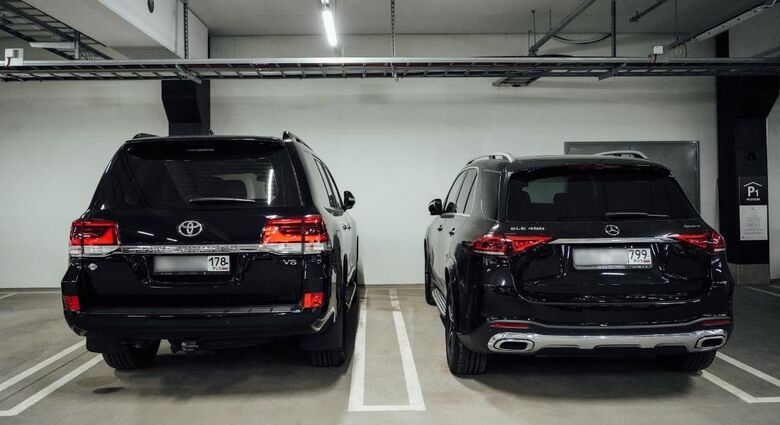 Aeroporto de Helsinque repleto de carros de luxo (Foto: Alessandro Rampazzo / AFP)