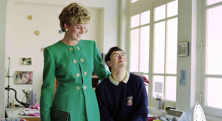 Lady Di com criança com deficiência (Foto: Joel Robine / AFP)