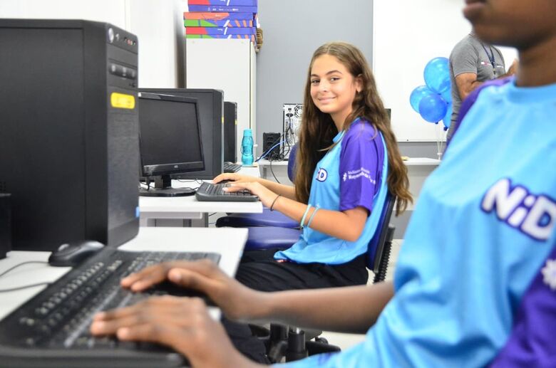 Letícia Vitória, aluna de 14 anos. Foto: Arthur Mota/ Folha de Pernambuco.