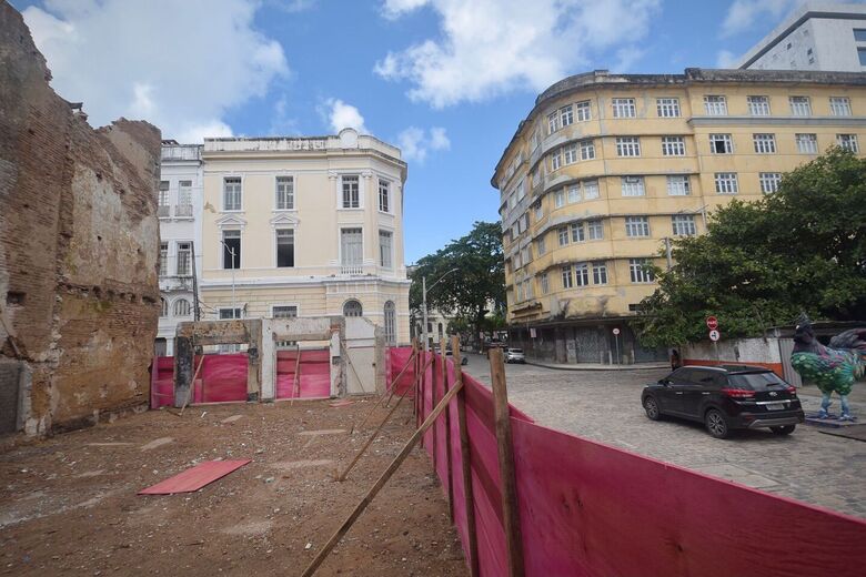 O terreno do edifício 88, na Rua da Guia, no Recife Antigo, está isolado com tapumes (Foto: Alfeu Tavares / Folha de Pernambuco)