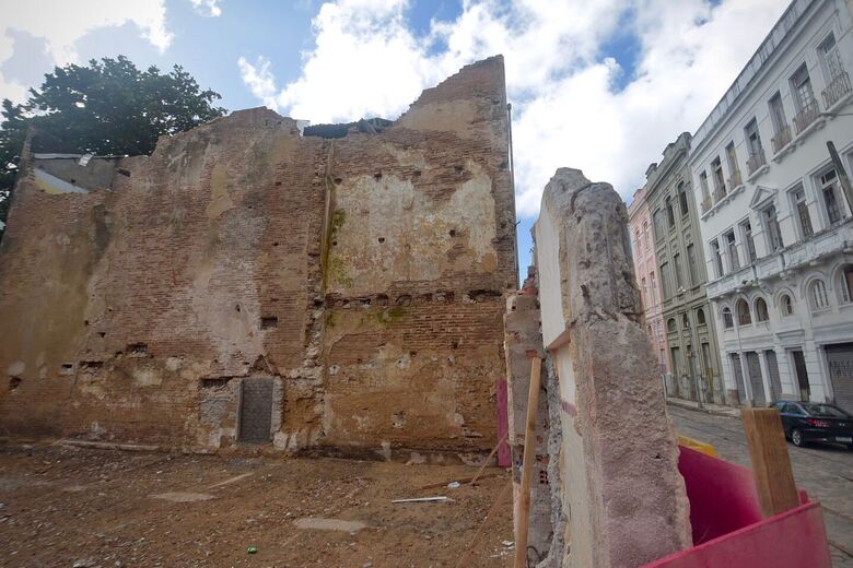 O terreno do edifício 88, na Rua da Guia, no Recife Antigo, está isolado com tapumes (Foto: Alfeu Tavares / Folha de Pernambuco)