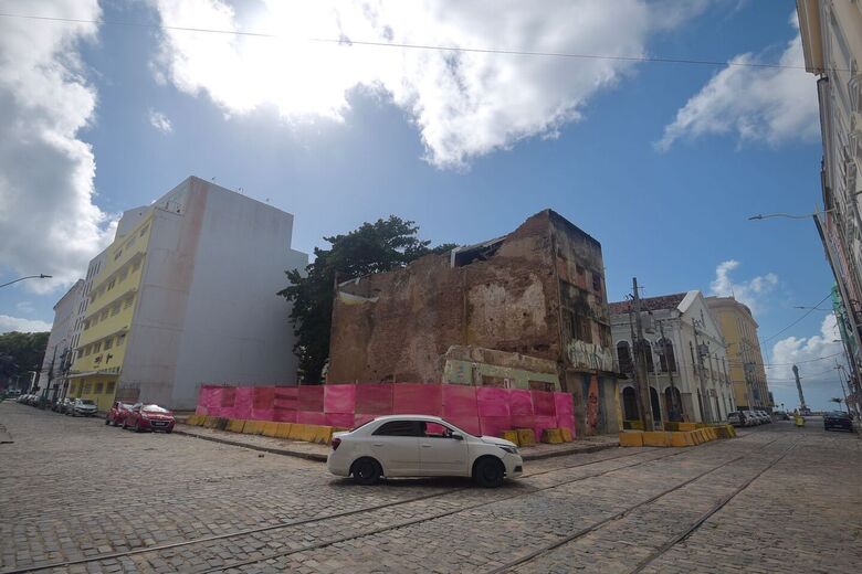 O terreno do edifício 88, na Rua da Guia, no Recife Antigo, está isolado com tapumes (Foto: Alfeu Tavares / Folha de Pernambuco)