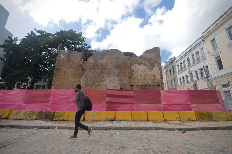 O terreno do edifício 88, na Rua da Guia, no Recife Antigo, está isolado com tapumes (Foto: Alfeu Tavares / Folha de Pernambuco)