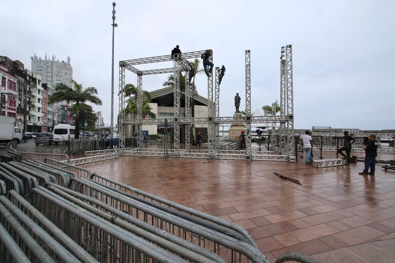 Montagem do palco para show de gravação do DVD de João Gomes, no Marco Zero. Foto: Ed Machado/Folha de Pernambuco