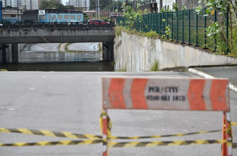 Túnel Felipe Camarão, onde ocorreu o acidente que vitimou uma idosa de 80 anos. Foto: Arthur Mota/Folha de Pernambuco