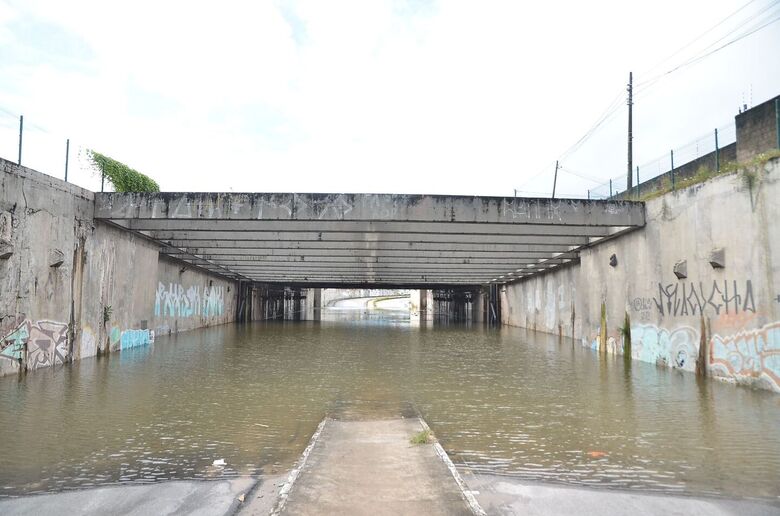 Túnel Felipe Camarão, onde ocorreu o acidente que vitimou uma idosa de 80 anos. Foto: Arthur Mota/Folha de Pernambuco