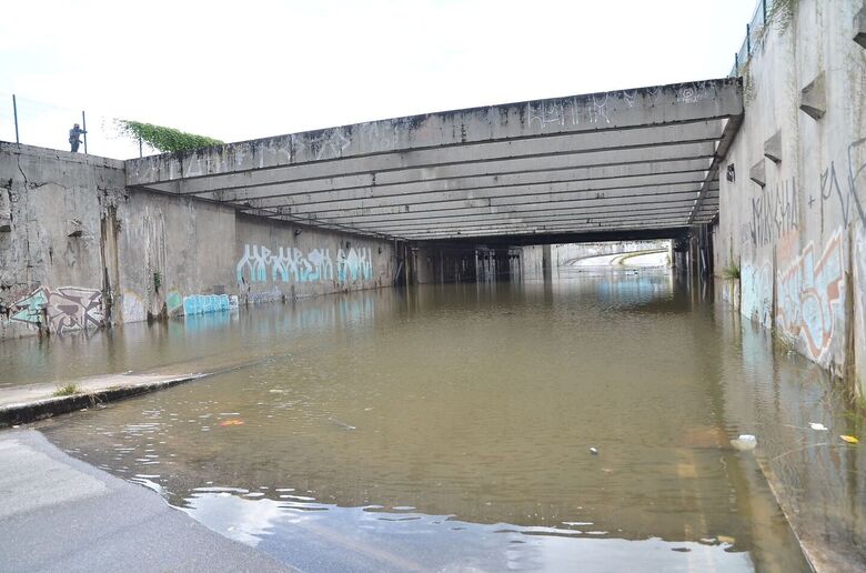 Túnel Felipe Camarão, onde ocorreu o acidente que vitimou uma idosa de 80 anos. Foto: Arthur Mota/Folha de Pernambuco