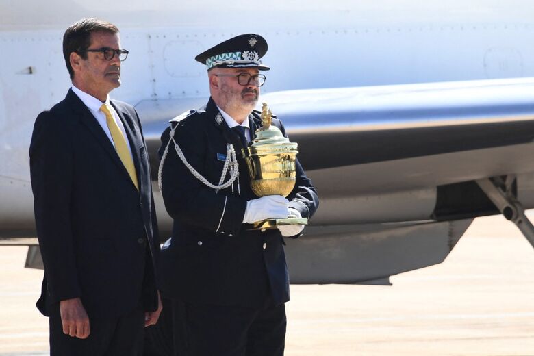 Cerimônia de recebimento do coração de Dom Pedro no Brasil (Foto: Evaristo Sá/AFP)
