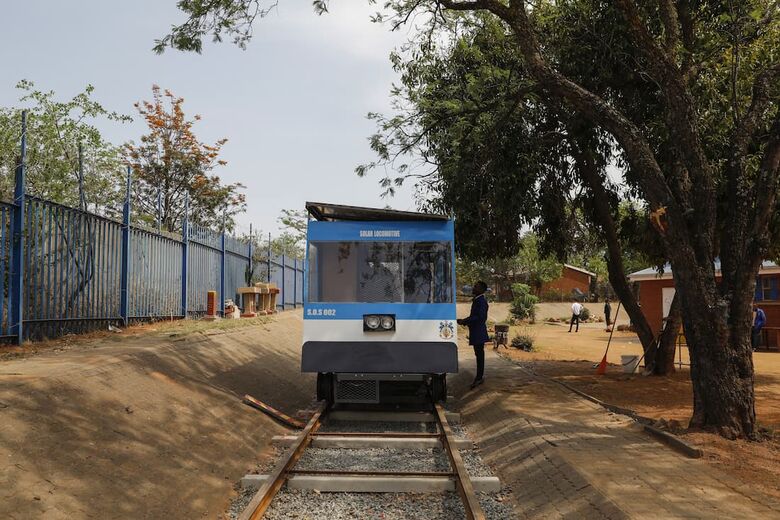 Jovens sul-africanos constroem trem movido a energia solar // Foto: Phill Magakoe / AFP