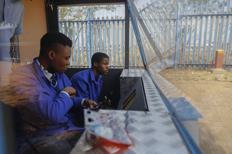 Jovens sul-africanos constroem trem movido a energia solar // Foto: Phill Magakoe / AFP