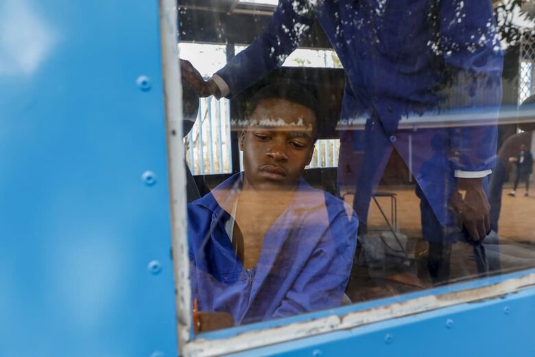 Jovens sul-africanos constroem trem movido a energia solar // Foto: Phill Magakoe / AFP