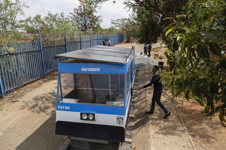 Jovens sul-africanos constroem trem movido a energia solar // Foto: Phill Magakoe / AFP