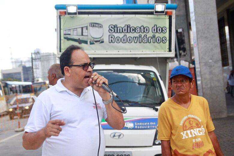 Protesto de rodoviários no Centro do Recife (Foto: Melissa Fernandes/Folha de Pernambuco)