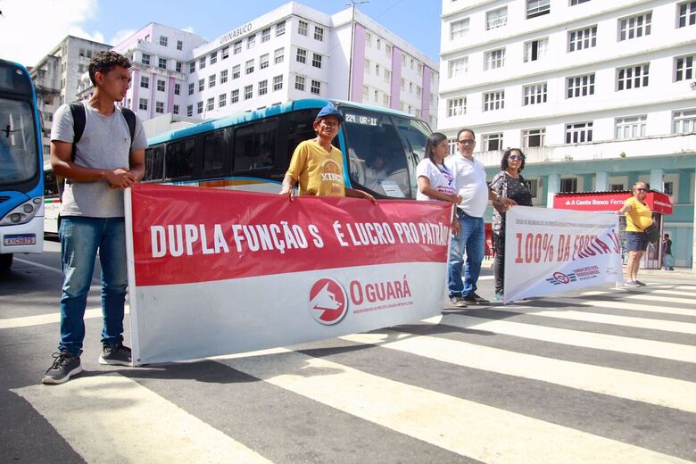 Protesto de rodoviários no Centro do Recife (Foto: Melissa Fernandes/Folha de Pernambuco)