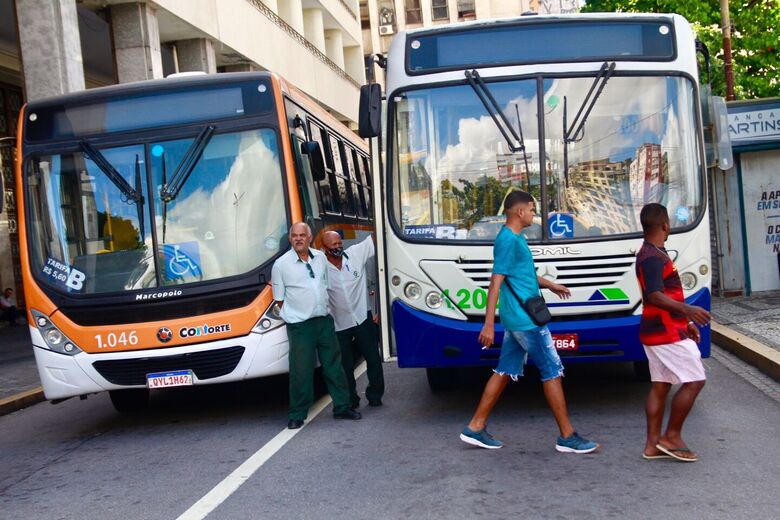 Protesto de rodoviários no Centro do Recife (Foto: Melissa Fernandes/Folha de Pernambuco)