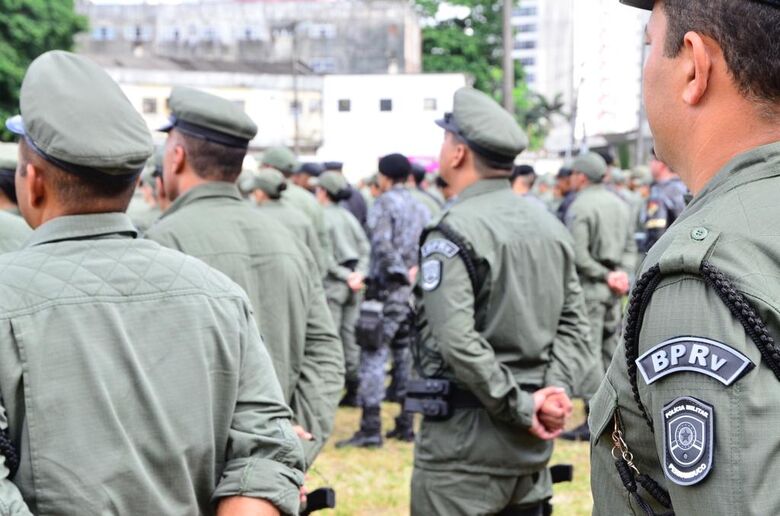 PMs embarcam para reforço na segurança (Foto: Arthur Mota/Folha de Pernambuco)