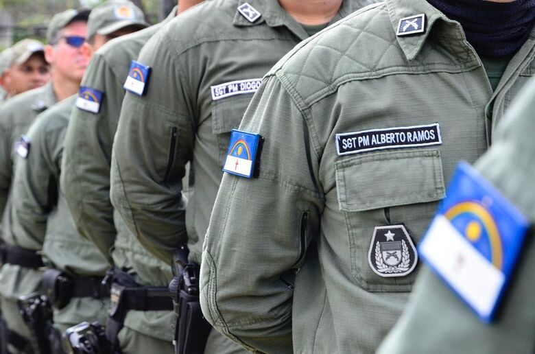 PMs embarcam para reforço na segurança (Foto: Arthur Mota/Folha de Pernambuco)