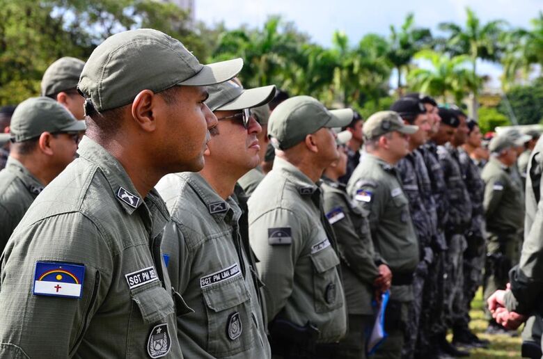 PMs embarcam para reforço na segurança (Foto: Arthur Mota/Folha de Pernambuco)