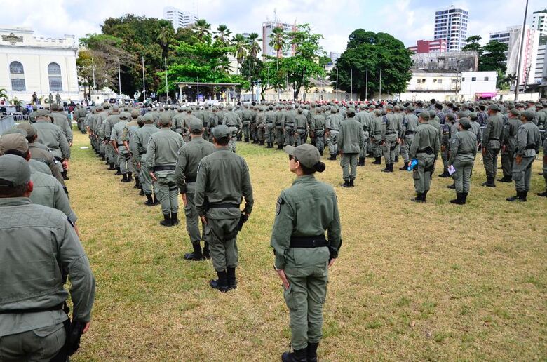PMs embarcam para reforço na segurança (Foto: Arthur Mota/Folha de Pernambuco)